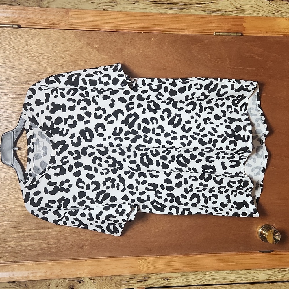 Snow leopard print tee !